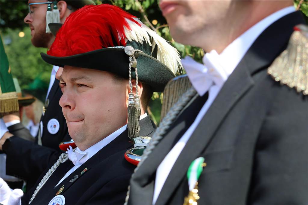 Kilian-Schützenfest in Schermbeck: Viele Fotos vom Umzug der beiden Gilden Erste Eindrücke vom Schützenfestsonntag mit Ehrungen und Kranzniederlegung am Ehrenmal.