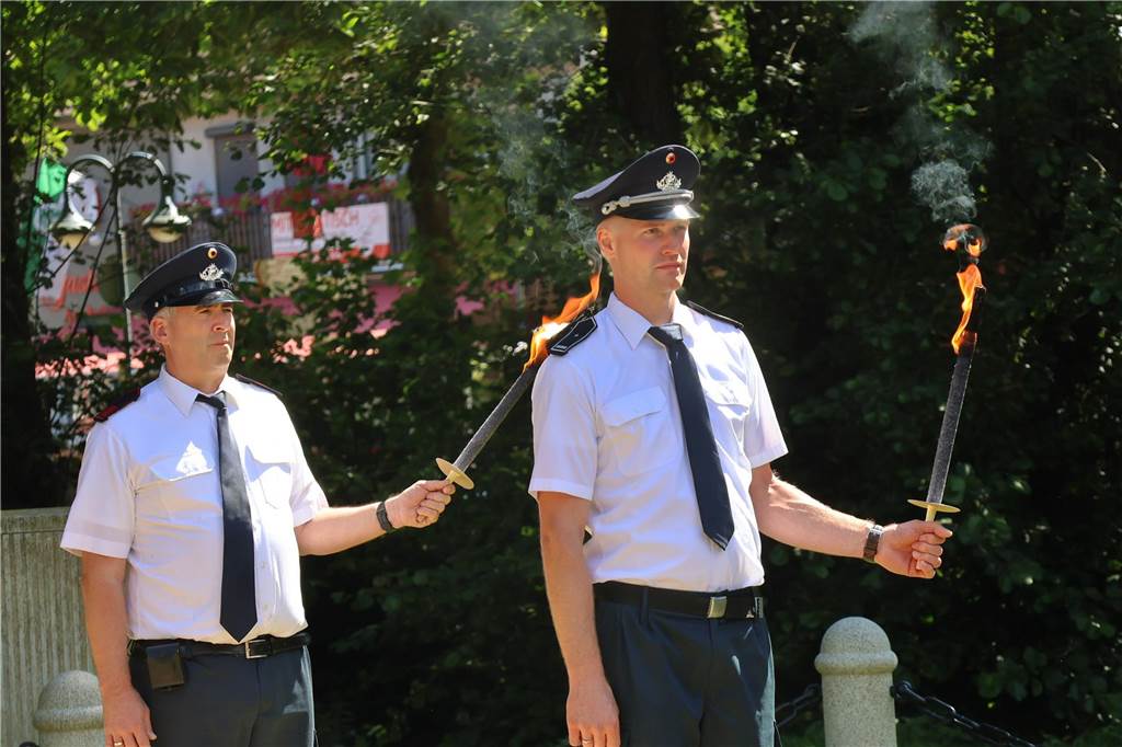 Kilian-Schützenfest in Schermbeck: Viele Fotos vom Umzug der beiden Gilden Erste Eindrücke vom Schützenfestsonntag mit Ehrungen und Kranzniederlegung am Ehrenmal.