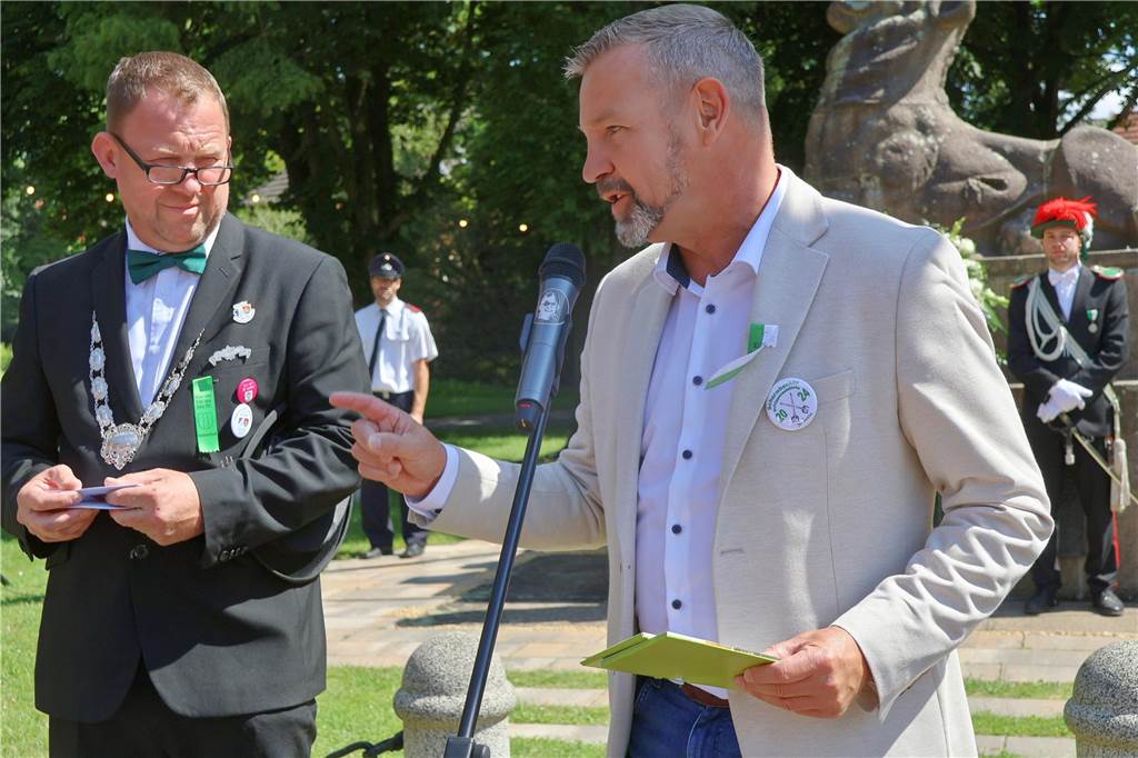 Kilian-Schützenfest in Schermbeck: Viele Fotos vom Umzug der beiden Gilden Erste Eindrücke vom Schützenfestsonntag mit Ehrungen und Kranzniederlegung am Ehrenmal.