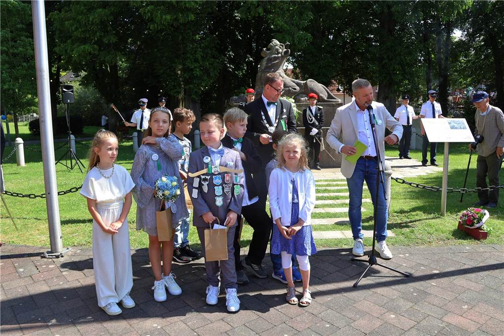 Kilian-Schützenfest in Schermbeck: Viele Fotos vom Umzug der beiden Gilden Erste Eindrücke vom Schützenfestsonntag mit Ehrungen und Kranzniederlegung am Ehrenmal.
