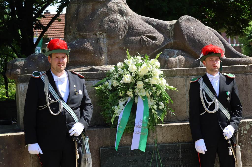 Kilian-Schützenfest in Schermbeck: Viele Fotos vom Umzug der beiden Gilden Erste Eindrücke vom Schützenfestsonntag mit Ehrungen und Kranzniederlegung am Ehrenmal.
