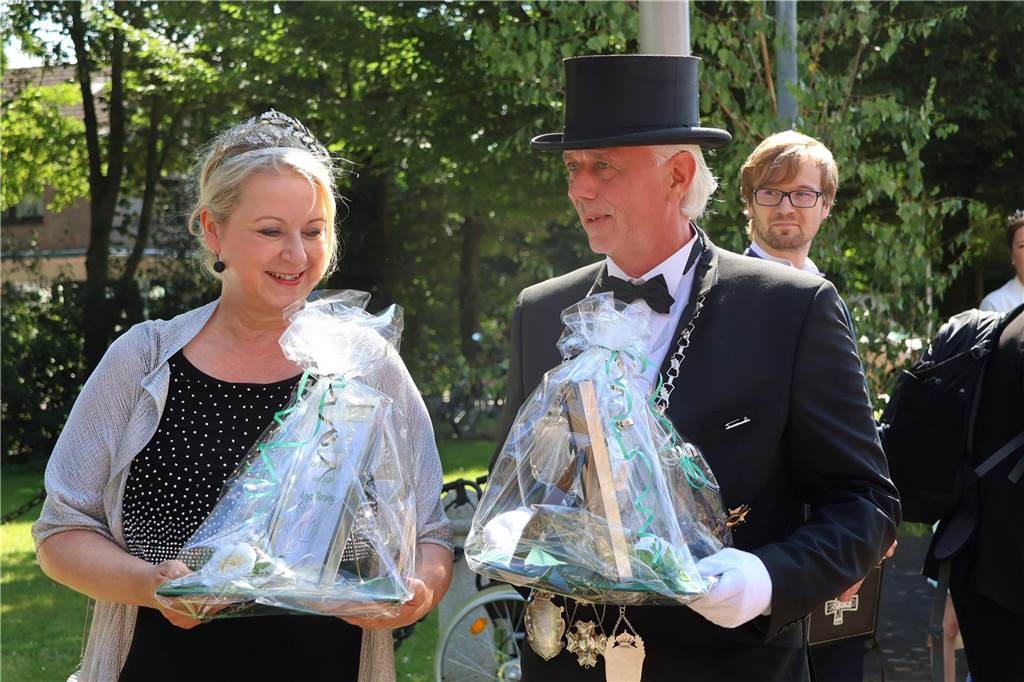 Kilian-Schützenfest in Schermbeck: Viele Fotos vom Umzug der beiden Gilden Erste Eindrücke vom Schützenfestsonntag mit Ehrungen und Kranzniederlegung am Ehrenmal.