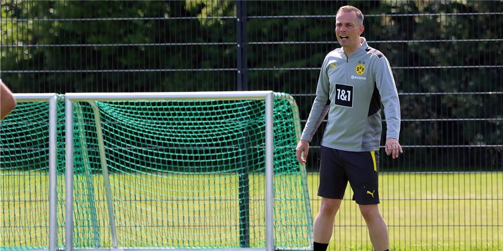 BVB-Neuling Christian Preußer im Interview: „Haben richtig Qualität im Kader“ BVB-Trainer Christian Preußer steht auf dem Trainingsplatz.