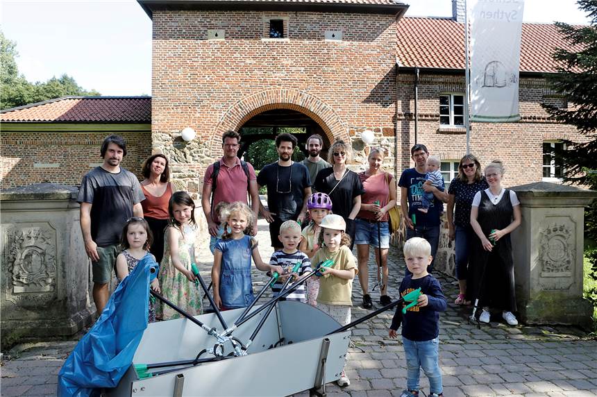 Eltern für die Zukunft: Neue Gruppe aus Sythen will Netzwerk aufbauen Erste gemeinsame Aktion: Die neue Parents for Future-Gruppe aus Sythen traf sich zur Müllsammelaktion am Schloss.