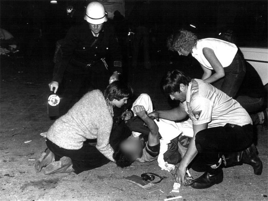 Wiesn-Attentat: Hoffnung auf Aufklärung nach Jahrzehnten Erste Hilfe: Feuerwehr und Festbesucher kümmern sich um einen Verletzten. Foto: Feuerwehr München/Archiv