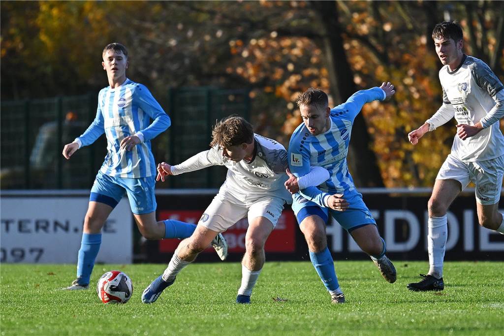 Erste Niederlage seit fünf Wochen: Dennis Kurtoglu (l.) und der TuS Haltern unterlagen Vorwärts Wettringen mit 0:1.