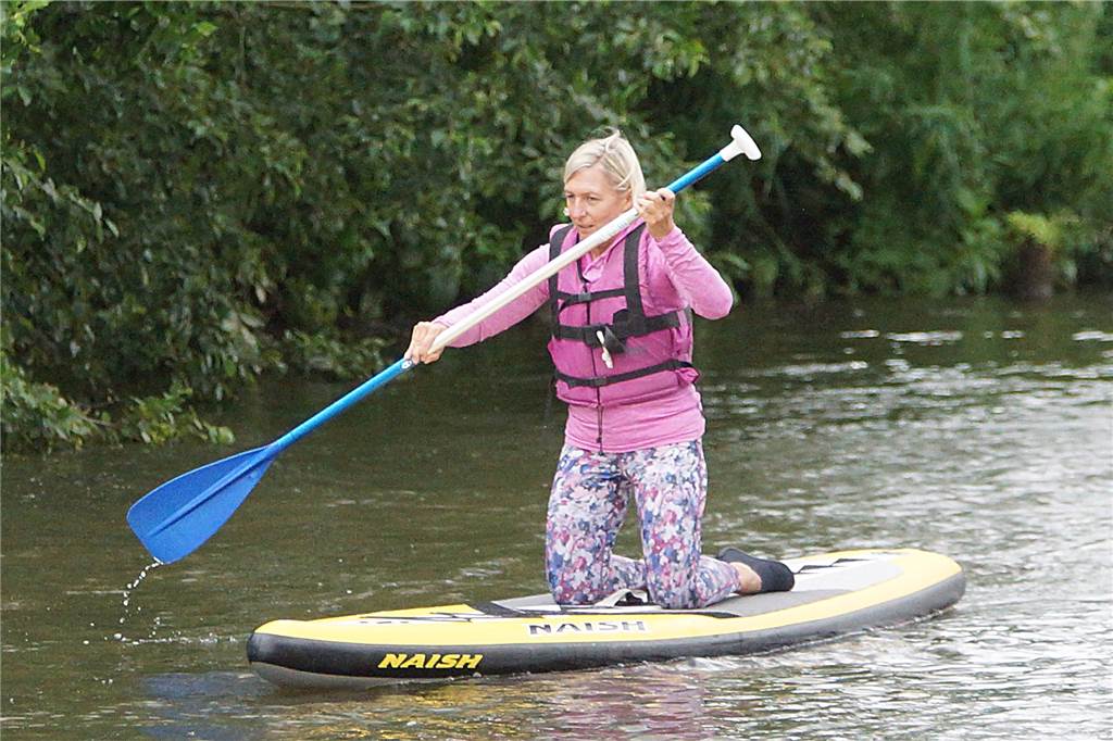 Stand-Up-Paddling liegt im Trend: „Der Markt ist dermaßen explodiert“ Erste Paddelversuche auf dem Brett.