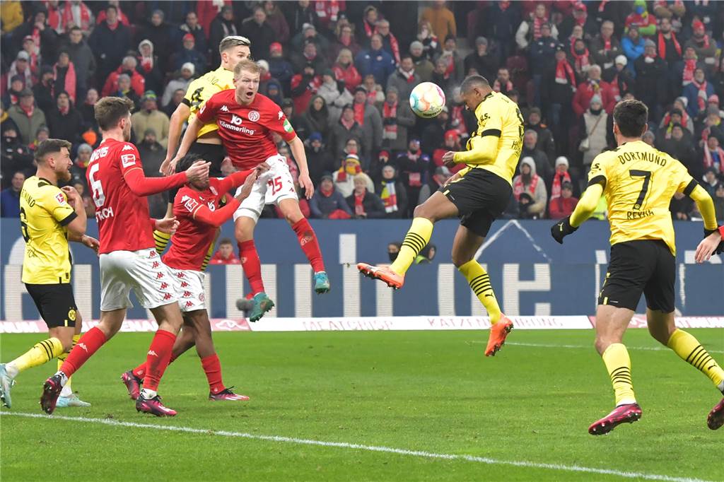 09 BVB-Fakten zum Sieg in Mainz: Reyna stellt Rekord ein – Premiere für Haller und Ryerson Sebastien Haller steigt zum Kopfball hoch.