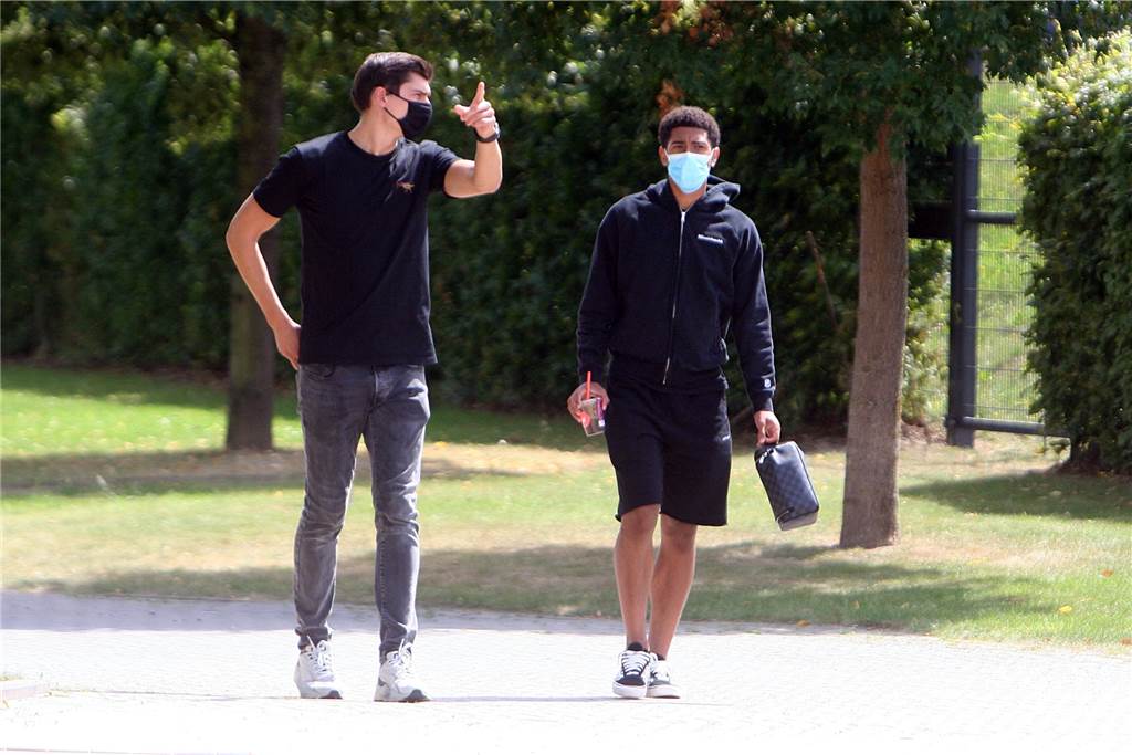 Erst Training, dann Schulbank: Bellingham macht erste BVB-Schritte Erster Ansprechpartner für Jude Bellingham (r.) beim BVB: Integrationsbeauftragter Joel Kunz.