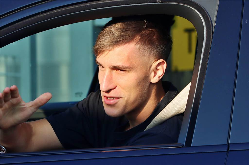 Nico Schlotterbeck sitzt am Steuer seines Autos.
