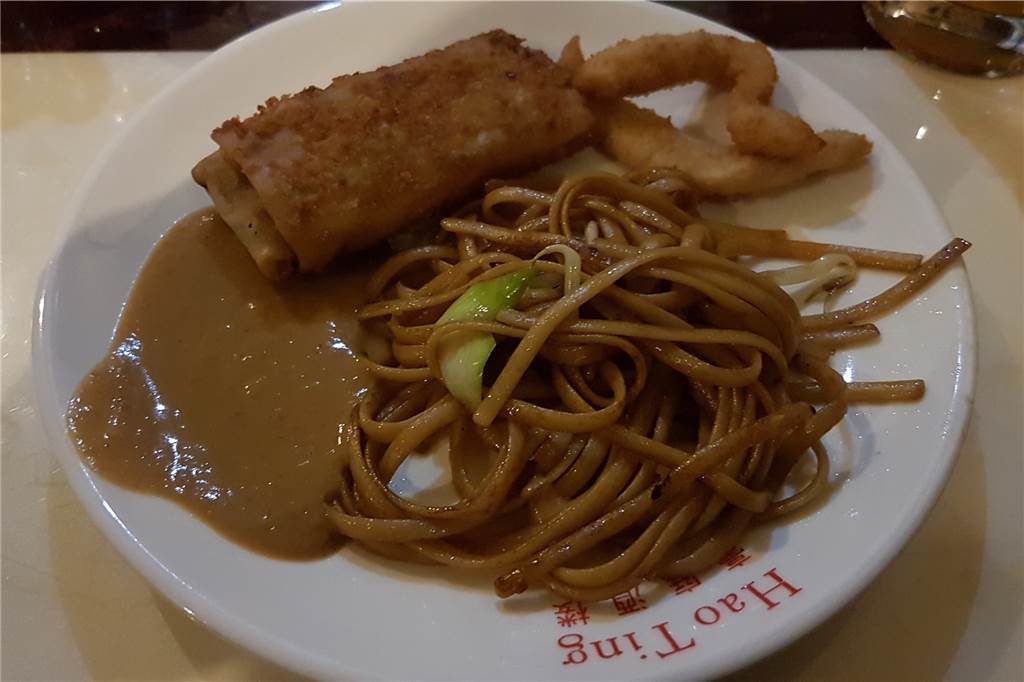 Einmal quer durch Asien am Büfett von Hao Ting Erster Gang zum Büfett: Frühlingsrolle, gebackene Hähnchenstreifen, gebratene Nudeln und Erdnusssoße - die Klassiker in jedem China-Restaurant.