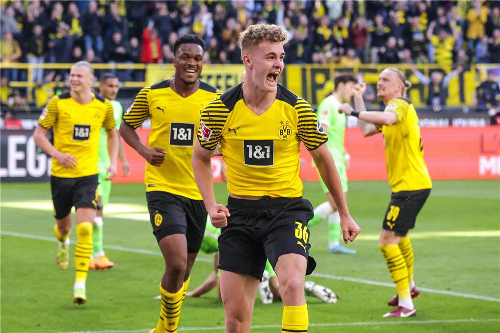 Kiel-Profi Tom Rothe im Exklusiv-Interview:: „Ich will zurück zum BVB und dort angreifen!“ Tom Rothe feiert nach seinem ersten Tor für den BVB.