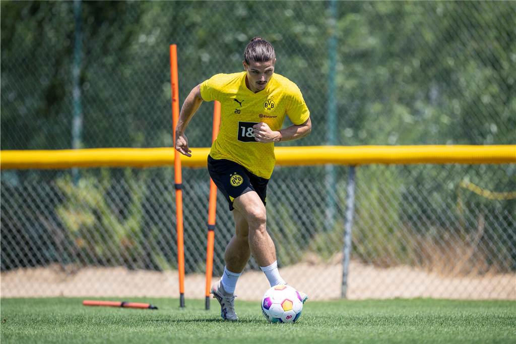 Marcel Sabitzer läuft mit dem Ball.