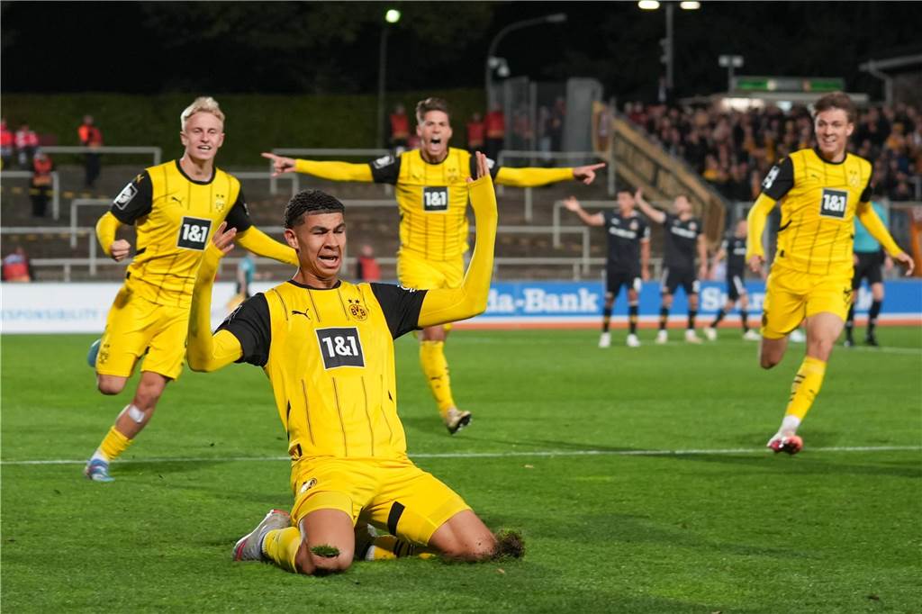 BVB-U23 bekämpft gegen Dresden erfolgreich die Selbstzweifel: „Es war eine Befreiung“ Jordi Paulina kniet auf dem Rasen.