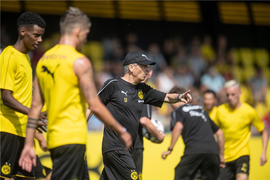 Neuer BVB-Trainer startet in Brackel mit klaren Ideen Erstes Training und sofort in seinem Element: Lucien Favre.