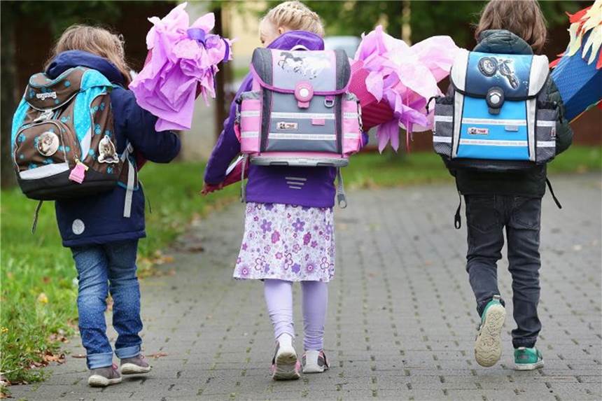 Bericht: Immer mehr Kinder brauchen Zuschuss für Schulbedarf Erstklässler auf dem Weg zur Einschulung: Die Leistung für den Schulbedarf beträgt für Kinder aus Hartz-IV-Haushalten pauschal 100 Euro jährlich. Foto: Thomas Warnack