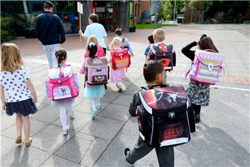 Erstklässler gehen zum ersten Mal zur Grundschule. Foto: Peter Steffen/Archiv