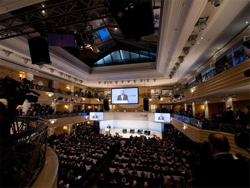 Sicherheitskonferenz: Merkel trifft auf Trump-Vize Erstkontakt mit der Trump-Regierung: US-Verteidigungsminster James Mattis spricht bei der Münchner Sicherheitskonferenz. Foto: Sven Hoppe