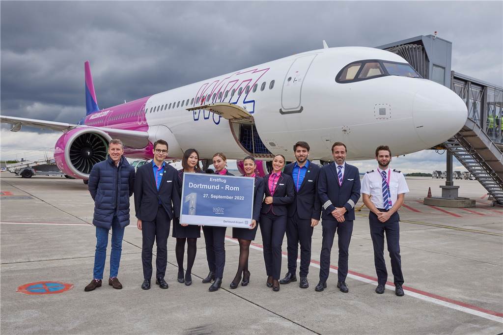 Dortmunder Flughafen hat neues Reiseziel - es geht nach Italien Erstmalig ist die ungarische Fluggesellschaft Wizz Air am 27.9. von Dortmund nach Rom geflogen. Guido Miletic, Leiter Airport Services und Marketing, begrüßte die Crew auf dem Vorfeld.