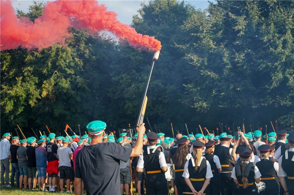 Erstmalig zündeten die Schützen der zweiten Kompanie rote und weiße Rauchbomben.