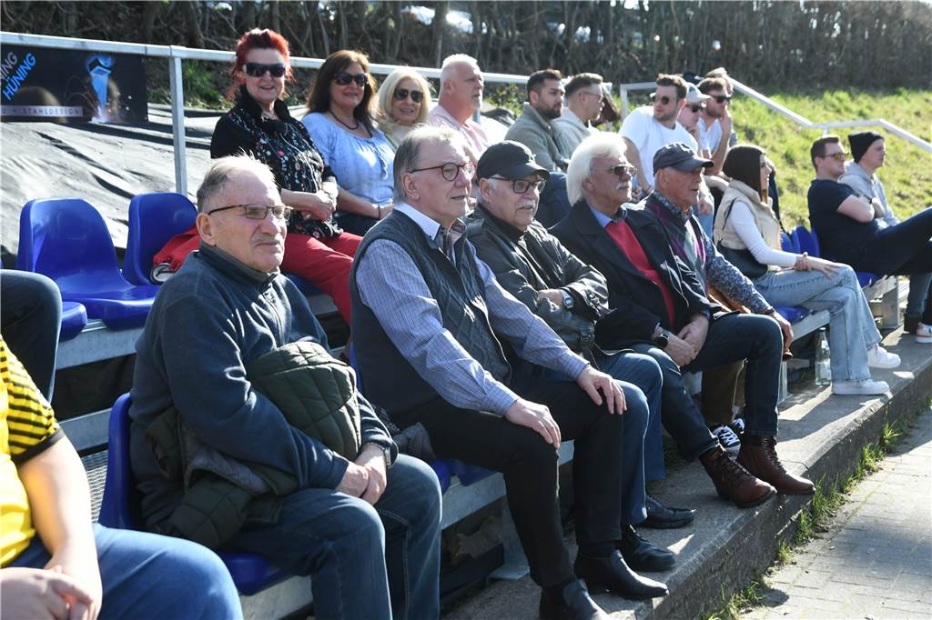 Tor des Tages zwischen FC Frohlinde und Kirchhörder SC fällt in der 89. Minute Erstmals bei einem Landesliga-Spiel kam beim FC Frohlinde die neue Sitztribüne zum Einsatz. Auch Gäste aus Obercastrop und Schwerin nahmen gerne Platz.