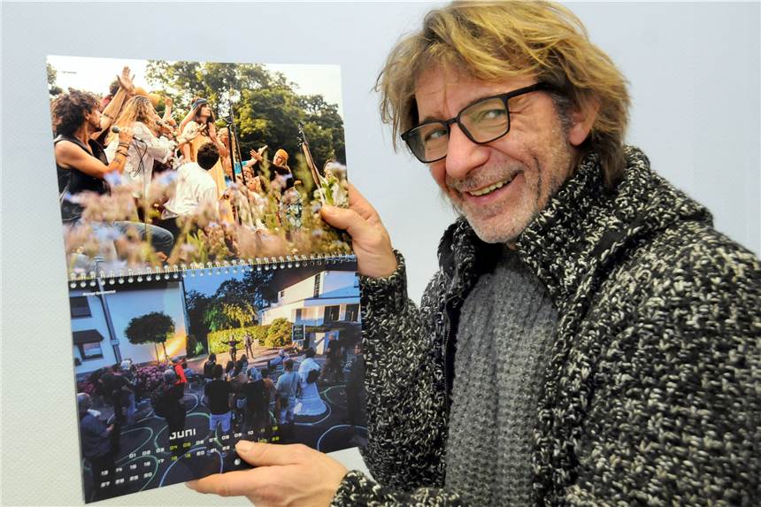 Premiere kurz vor Weihnachten: Foto-Kalender macht Lust auf die nächste „Runde um den Block“ Erstmals hat Jörg Rost einen Kalender mit 24 eindrucksvollen Fotos seiner Kultur-Veranstaltung „Runde um den Block" herausgebracht.
