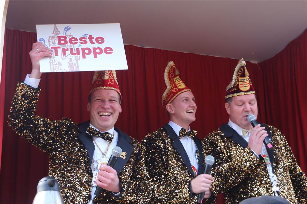 Ottenstein bebt an Rosenmontag: Feste zündet buntes Feuerwerk Erstmals in dieser Formation moderierten Michael Schnell sowie Louis und Carsten Berthues. Die Begeisterung war dem Trio anzumerken.