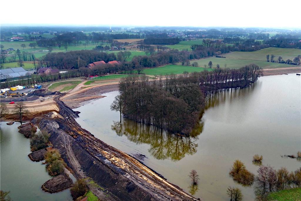 Mit Video: „Wir haben hier den Mercedes unter den Deichen gebaut“ Erstmals lief im Februar die neue Flussaue am Hof Belustedde (hinten) voll Wasser.