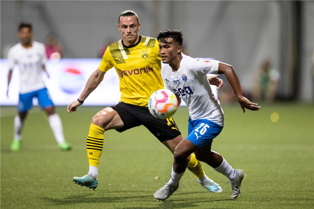 Donyell Malen bringt sich beim BVB in Erinnerung: Terzic stellt klare Forderungen Nico Schulz im Zweikampf.