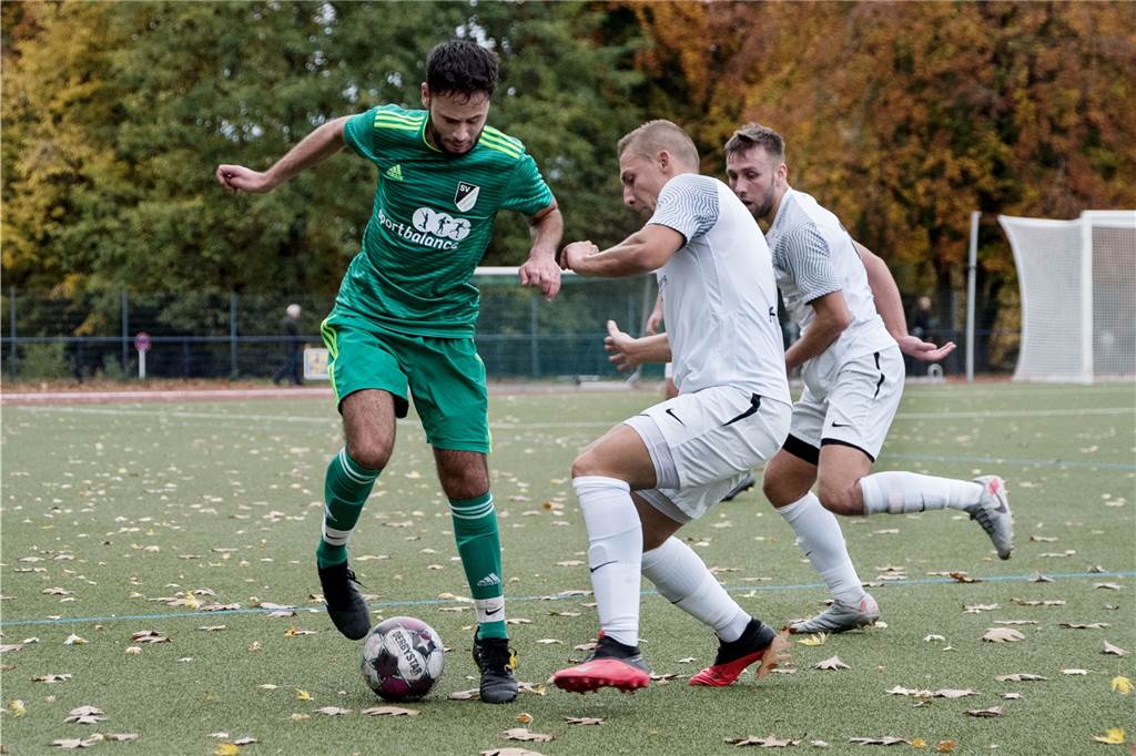 Lippramsdorfer wechselt zum FC Marl - der Ersatz ist schon verpflichtet Ertugay Misirci (l.), hier beim Hinspiel zwischen seinem aktuellen und seinem zukünftigen Teams, wird den SV Lippramsdorf im Sommer verlassen und sich dem FC Marl anschließen.
