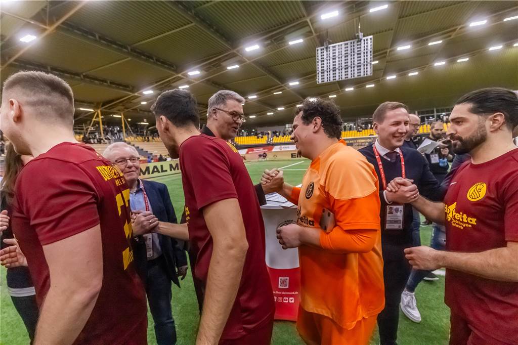 Überraschendes in Halle Brackel: A-Ligist holt neuen Trainer aus 17 Jahren Ruhestand zurück Ertugrul Aksoy (r.) scheiterte mit den Löwen bei der vergangenen Ausgabe erst im Finale.