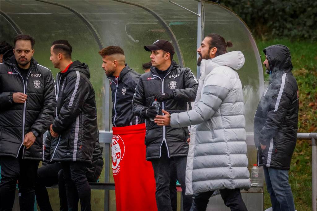 Widersprüchliche Aussagen nach Trainer-Rauswurf: Heftige Vorwürfe gegen Osmanlispor Ertugrul Bicakci (l.) glaubt nicht, dass die Entlassung von ihm und Yasin Yanik (3.v.r) sportliche Gründe hat.