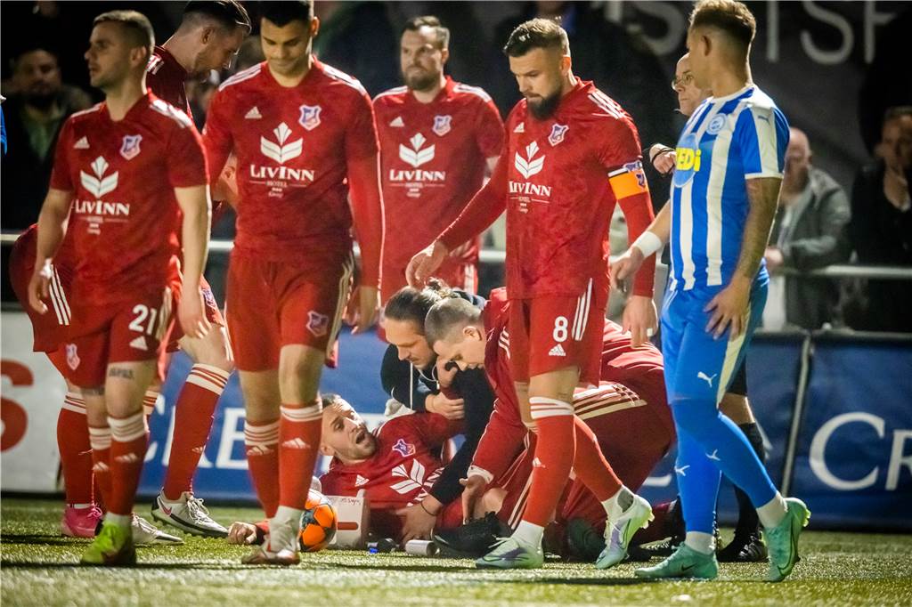 Kapitaler Fehler leitet Derby-Pleite des TuS Bövinghausen ein – Krankenwagen rückt an Ervin Cativ (liegend) verletzte sich wahrscheinlich schwer.