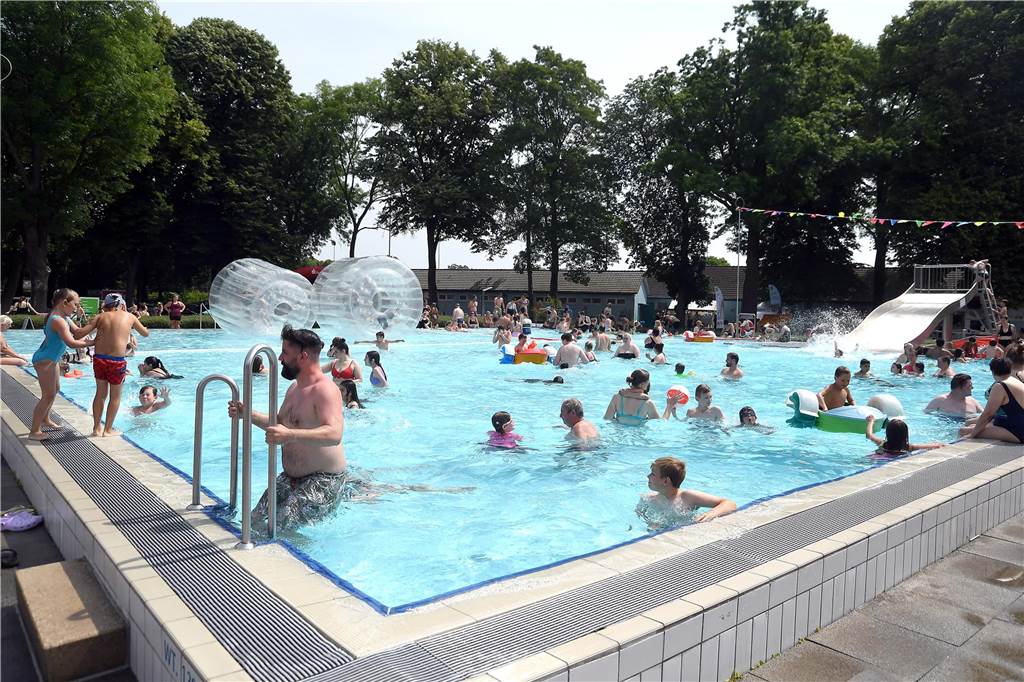 Saisonstart vorverlegt: Parkbad Nord öffnet schon ab dem 27. Mai Erwachsene und Kinder hatten gleichermaßen Spaß beim Freibad-Fest 2023 im Parkbad Nord in Ickern. Der Termin für 2024 steht schon fest.
