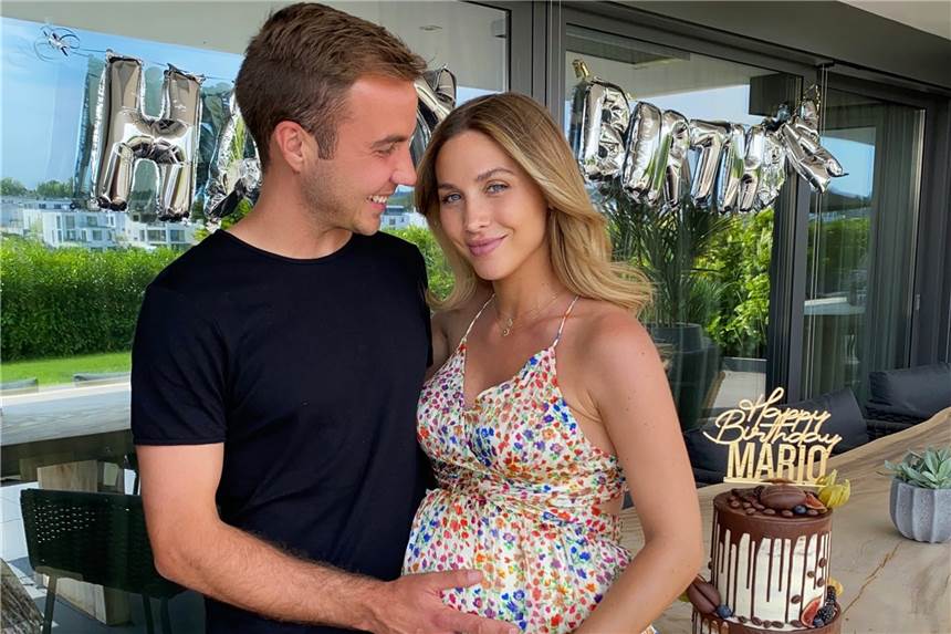 Götze-Baby hat es eilig - BVB-Spieler setzen Zeichen mit Aufwärmshirts Erwarten Nachwuchs: Mario Götze (l.) und Ehefrau Ann-Kathrin.