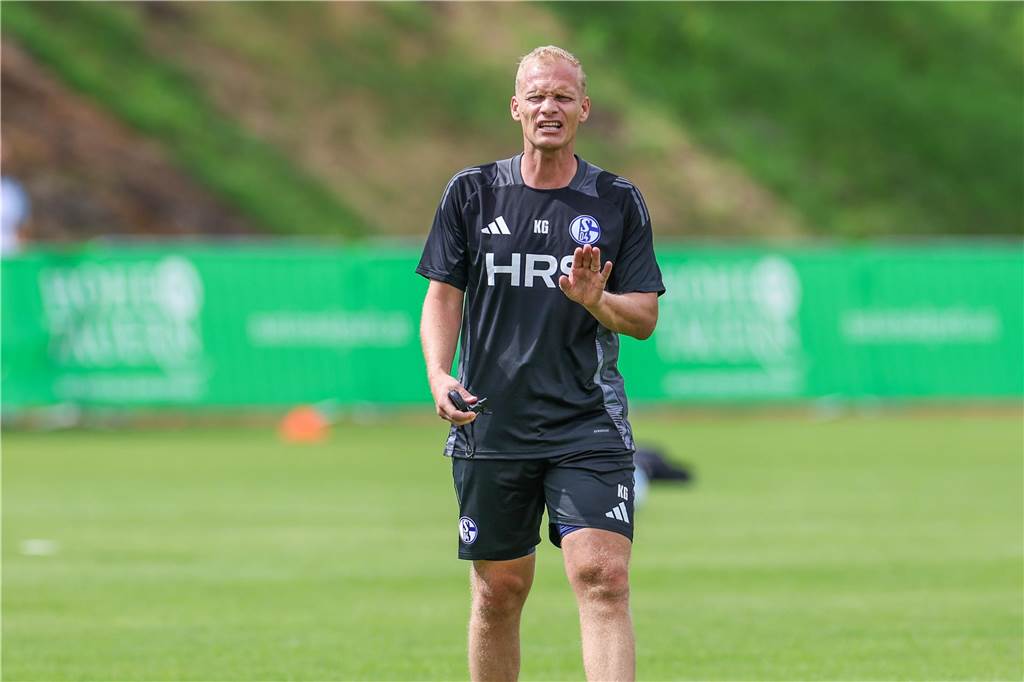 Spitzen-Schiri: Comeback beim Schalke-Spiel 12.07.2024, Fussball, Sommervorbereitung, Saison 2024/2025, Cheftrainer Karel Geraerts (FC Schalke 04) Foto: Tim Rehbein/RHR-FOTO