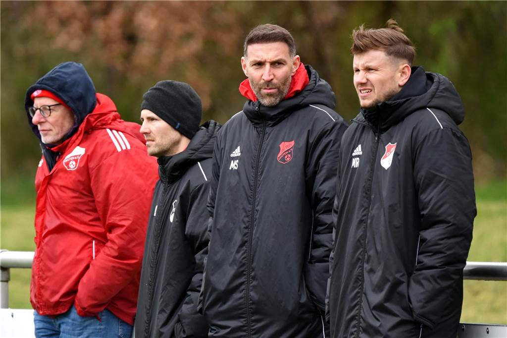 Tolles Landesliga-Spiel wird spät noch mal spannend: RW Deuten schlägt Ibbenbüren Erwartet beim kommenden Auswärtsspiel viele Zuschauer: Mike Ratkowski (2.v.r.), Trainer des SV Rot-Weiß Deuten.