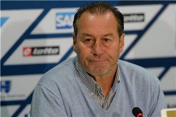 Erwartet in Dortmund eine schwere Aufgabe: Schalke-Trainer Huub Stevens.