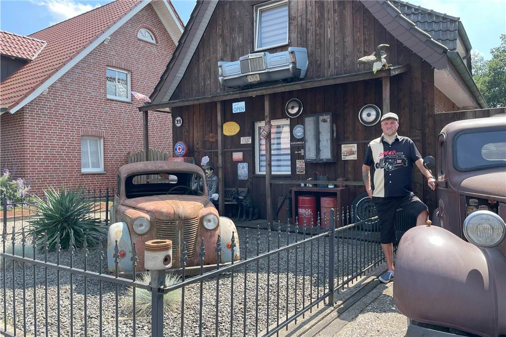 Erwin Feldkamp steht an seinem Pick-up neben seinem USA-Vorgarten.