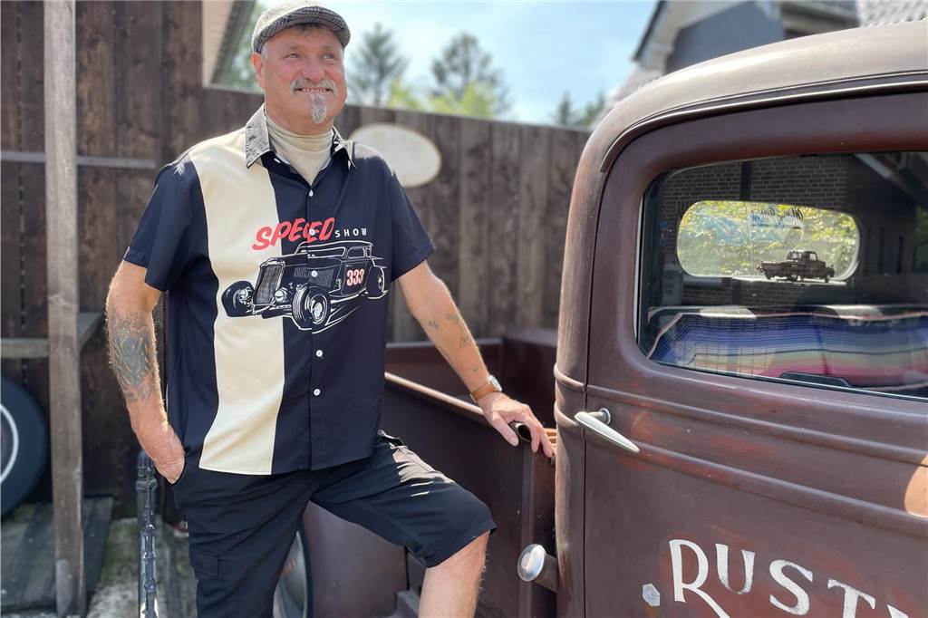 Erwin Feldkamp steht lächeln neben seinem Oldtimer Pick-up „Rusty“.