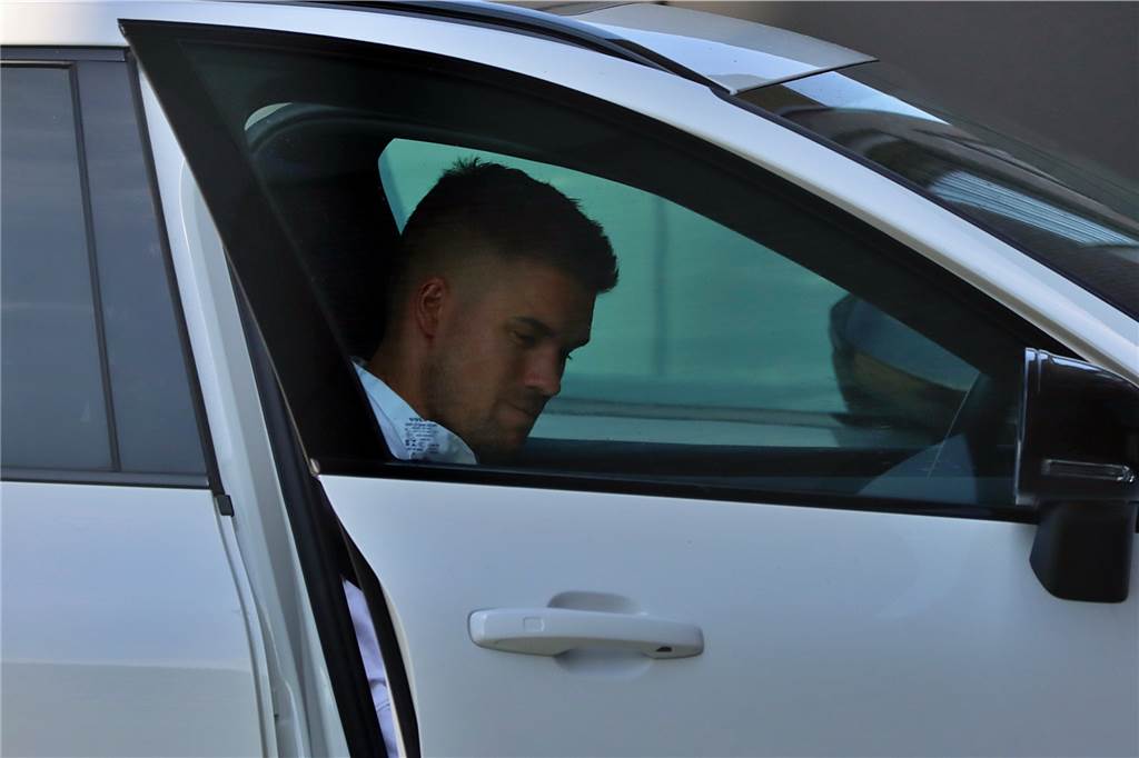 Erwischt: Alexander Meyer bei der Ankunft am Donnerstagmittag an der BVB-Geschäftsstelle.