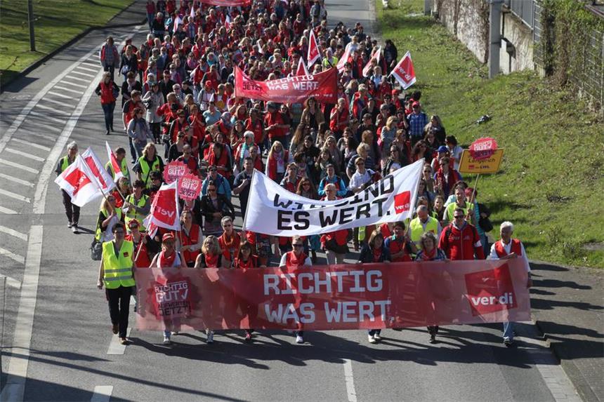 Stadt plant Notgruppen bei Kita-Streik Erzieher haben am 15. April landesweit gestreikt. Ein Protestzug führte über den Dortmunder Wall.