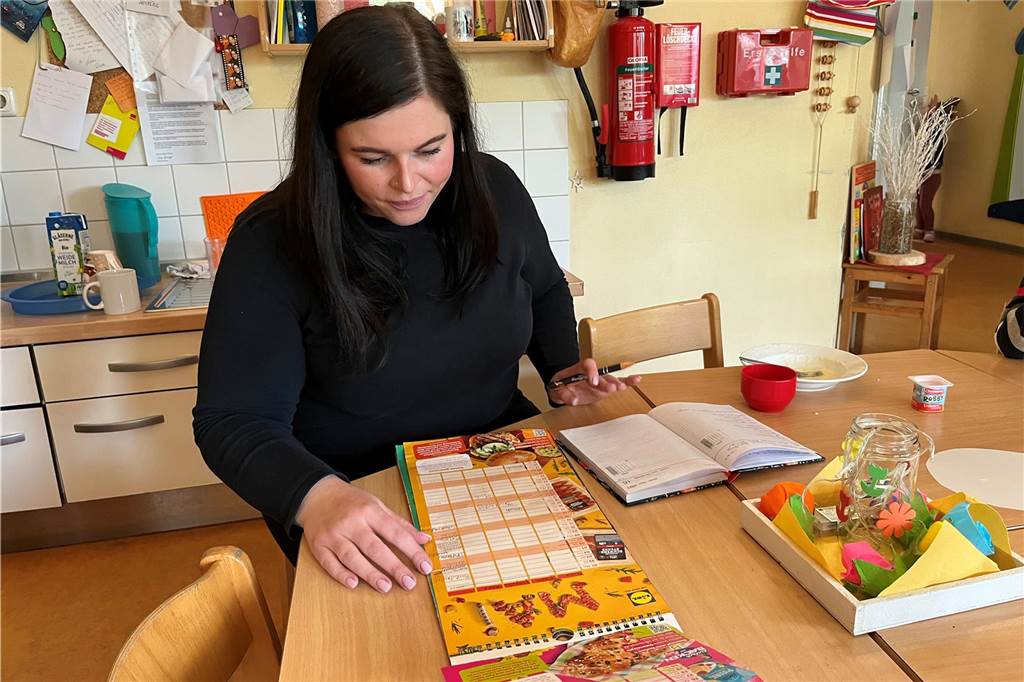 Alleskönner: Was Erzieher im Lummerland jeden Tag für Kinder leisten Aline Rozanski sitzt in der Kita Lummerland am Tisch und plant Termine.