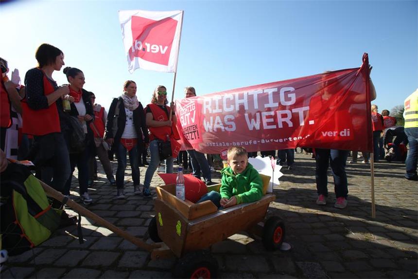 Rats-Parteien fordern für Eltern Kita-Beiträge zurück Erzieher und Sozialarbeiter befinden sich im Streik.