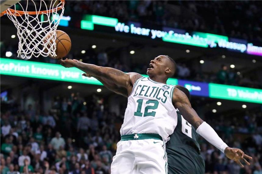 NBA-Playoffs: Warriors und Celtics senden Ausrufezeichen Erzielte 26 Treffer gegen die Milwaukee: Terry Rozier. Foto: Charles Krupa