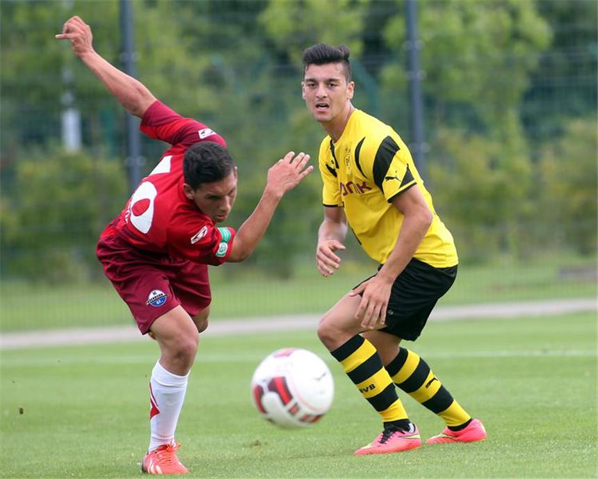 BVB-U17 macht die Titelverteidigung vorzeitig perfekt Erzielte das 1:0 gegen Bielefeld für die BVB-U17: Tarek Kurt (r.).