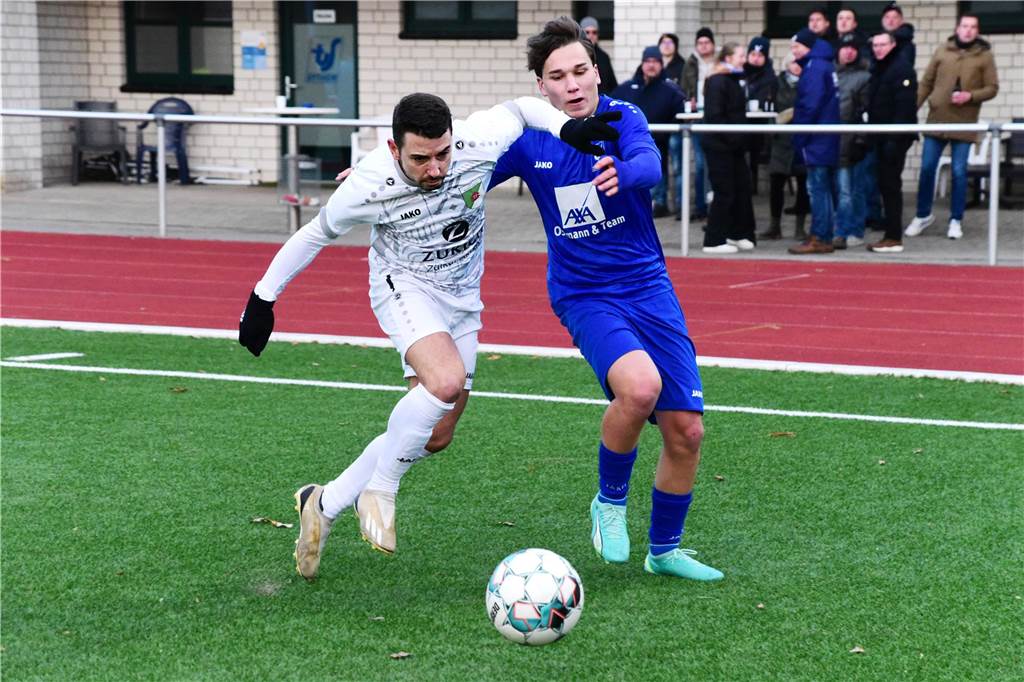 Verdienter Sieg beim Rückrunden-Auftakt Erzielte in einem umkämpften Spiel das frühe 1:0 für den TuS Sythen: Philipp Nowak (r.).