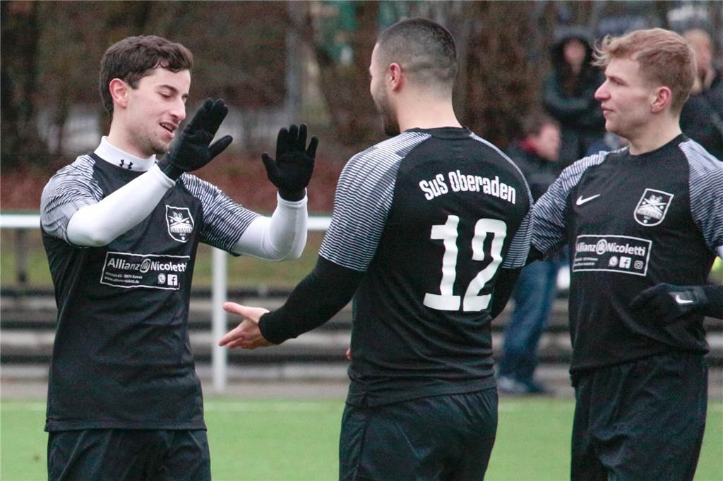 Bozkurt-Brüder vor Trennung: Einer verlässt den SuS Oberaden definitiv, einer grübelt Erzielten jeweils ein Traumtor: Cem (l.) und Can Bozkurt. Hier gratuliert Kapitän Joshua Kusch (r.).