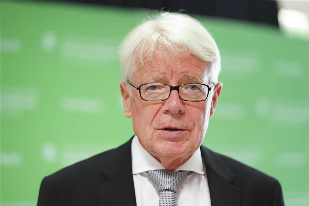 BVB-Präsident Reinhard Rauball: Fans werden bei uns nicht instrumentalisiert „Es ändert sich alles und der Fußball ändert sich auch“, sagt BVB-Präsident Reinhard Rauball. Das Verhältnis zwischen dem BVB und den Fans sei dennoch sehr kommunikativ.
