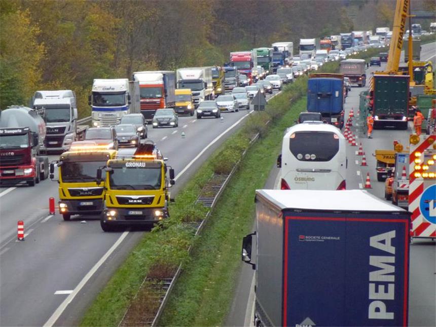 LKW-Unfall auf der A1: Fahrer wohl unter Drogen Es bildeten sich lange Staus, zeitweise wegen eines Auffahrunfalls auch auf der Gegenfahrbahn. Links sind die beiden Abschleppfahrzeuge zu sehen.